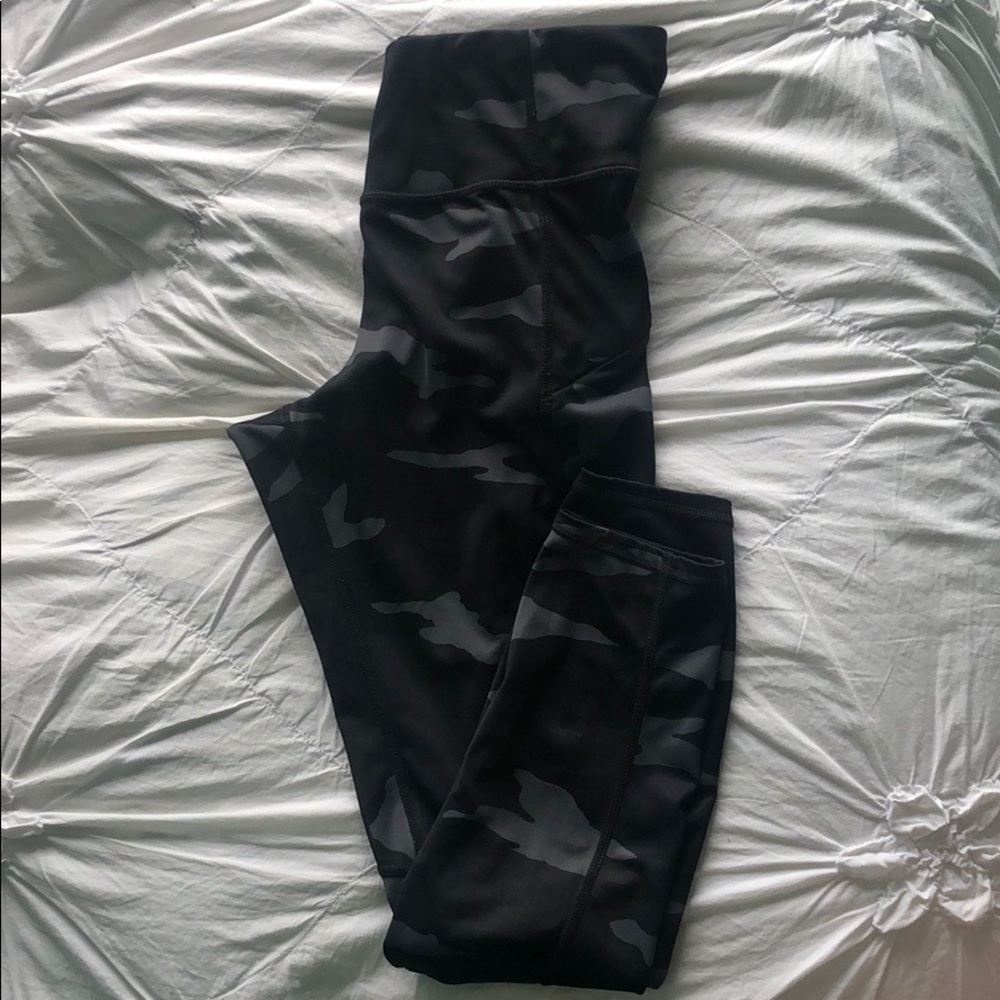 Athleta 7/8 Camo Contender Legging